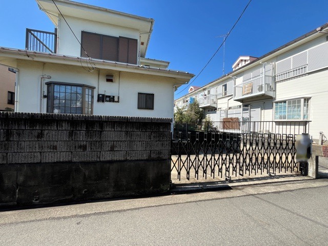 【外観】 | 土地購入を検討されている場合、境界杭がない状態で購入してしまうと境界確定測量をする必要があり、費用がかかります。購入の前に、売主、隣土地所有者立ち合いのもと境界を確定し境界杭を設置するのがベストです。