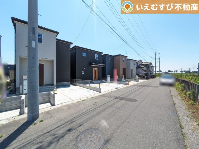 Livele Garden.S　西羽生駅の前面道路含む現地写真|安心の広々6ｍ前面道路
6ｍの前面道路はお車の駐車が楽々！すれ違える広さが確保されています♪