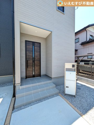 【エントランス】 | Livele Garden.S　西羽生駅 | 落ち着いた色づかいのエントランス
駐車場からアクセスの良いエントランス。雨の日や荷物が多くても安心の動線♪