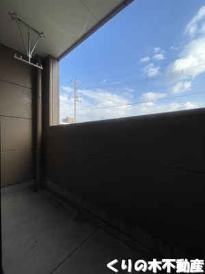 【バルコニー】 | サンコート・ヴィラ | バルコニーからの眺めを楽しみながら食事をしませんか（同タイプのお部屋です。現況を優先します。）