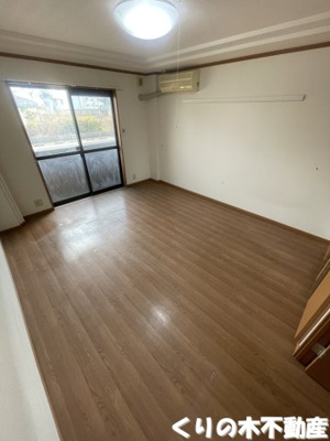 【居間・リビング】 | サンコート・ヴィラ | 明るい洋室です（同タイプのお部屋です。現況を優先します。）