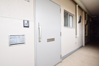 【その他共用部分】 | 皆様をお迎えする、お部屋の玄関ドア。開けやすさや開放角度、ドアノブの操作しやすさや鍵の形状などを、現地で一度ご確認ください。～即日のご見学可能～　お問合せはお気軽にどうぞ。
