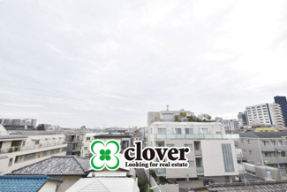 【展望】 | 眼前に広がる空の雄大さと、このお部屋の自慢の一つである「眺望」をご覧ください。毎日、この景色を独り占めできる新生活に夢が広がります。～即日のご見学可能～　お問合せはお気軽にどうぞ。
