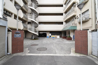 【エントランス】 | お客様を、そして住人を出迎えてくれるマンションのエントランス。ゴミが落ちていないことからも、管理状態の良さや住民の節度の高さが見て取れます。～即日のご見学可能～　お問合せはお気軽にどうぞ。
