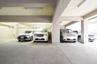 【駐車場】 | マンションの駐車場スペース。空きの有無や駐車料金、サイズ規定などについては、改めてお問い合わせください。～即日のご見学可能～　お問合せはお気軽にどうぞ。
