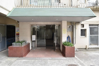 【エントランス】 | お客様を、そして住人を出迎えてくれるマンションのエントランス。ゴミが落ちていないことからも、管理状態の良さや住民の節度の高さが見て取れます。～即日のご見学可能～　お問合せはお気軽にどうぞ。
