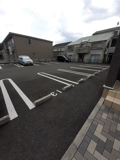 ラフレシールⅢの駐車場