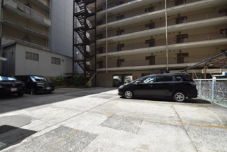 【駐車場】 | マンションの駐車場スペース。空きの有無や駐車料金、サイズ規定などについては、改めてお問い合わせください。～即日のご見学可能～　お問合せはお気軽にどうぞ。