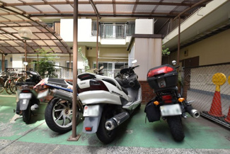【駐車場】 | バイク置き場。空き区画の有無や駐輪料金、サイズおよび排気量規定などについては、改めてお問い合わせください。～即日のご見学可能～　お問合せはお気軽にどうぞ。
