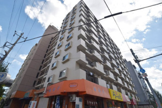 【外観】 | 青空によく映える建物です。手入れの行き届いた外壁やマンション正面エントランスなど、綺麗な姿をぜひ一度、現地にてご覧ください。～即日のご見学可能～　お問合せはお気軽にどうぞ。
