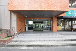 【エントランス】 | お客様を、そして住人を出迎えてくれるマンションのエントランス。ゴミが落ちていないことからも、管理状態の良さや住民の節度の高さが見て取れます。～即日のご見学可能～　お問合せはお気軽にどうぞ。

