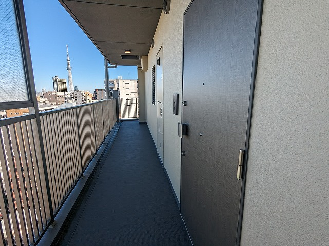 JMFレジデンス蔵前鳥越の設備|13F共用廊下、上層階の共用廊下からスカイツリー・隅田川花火見えます