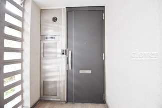 【その他共用部分】 | ダブルロック式の玄関ドアが皆様をお出迎え。お部屋のセキュリティの観点からも、うれしい設備ですね。玄関の色もシックで良い感じです。～即日のご見学可能～　お問合せはお気軽にどうぞ。