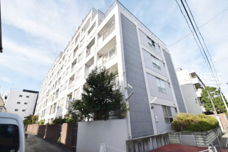 【外観】 | 手入れの行き届いた外壁やエントランスなど、「見ればわかる」レベルで清潔感を保ったマンションです。築年数を感じさせない姿で皆様をお出迎えします。～即日のご見学可能～　お問合せはお気軽にどうぞ。