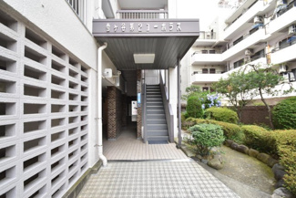 【エントランス】 | お客様を、そして住人を出迎えてくれるマンションのエントランス。ゴミが落ちていないことからも、管理状態の良さや住民の節度の高さが見て取れます。～即日のご見学可能～　お問合せはお気軽にどうぞ。
