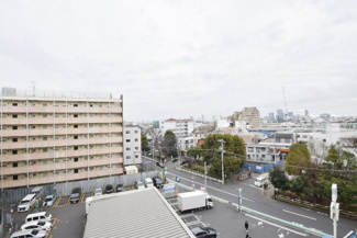 【展望】 | 眼前に広がる空の雄大さと、このお部屋の自慢の一つである「眺望」をご覧ください。毎日、この景色を独り占めできる新生活に夢が広がります。～即日のご見学可能～　お問合せはお気軽にどうぞ。
