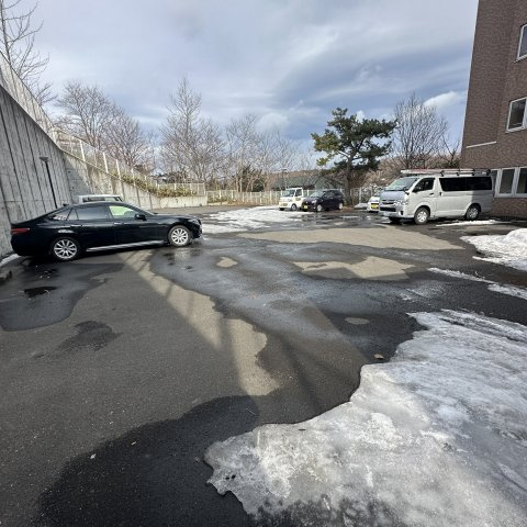 秀弐番館の駐車場