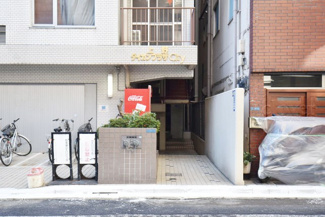 【エントランス】 | お客様を、そして住人を出迎えてくれるマンションのエントランス。ゴミが落ちていないことからも、管理状態の良さや住民の節度の高さが見て取れます。～即日のご見学可能～　お問合せはお気軽にどうぞ。