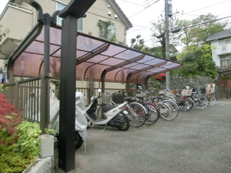 【その他共用部分】 | 屋根付きの駐輪スペース。