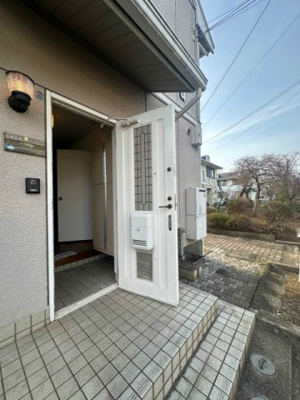 【エントランス】 | コートビレッジA | 玄関ポーチがあるので、雨に濡れずにお部屋に入ることができます！荷物が多い日も便利ですね☆