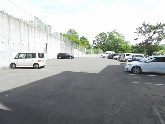 秀弐番館の駐車場