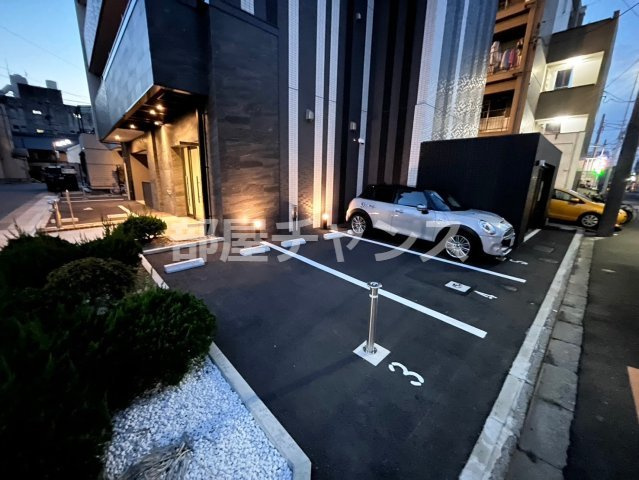 メイクスアート太閤通の駐車場