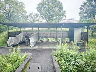 【その他共用部分】 | 屋根付きの駐輪場があるので雨が降っても安心です☆自転車はちょっとした移動手段に便利ですよね！