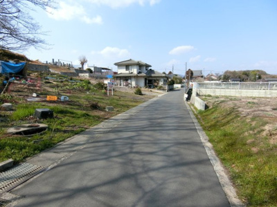 【前面道路含む現地写真】 | 土地　玉島柏島　全1区画　111.01坪 | 前面道路幅員4ｍです。