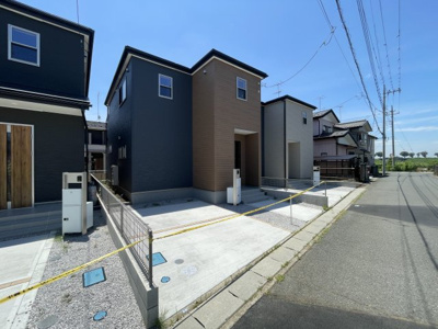 【外観】 | Livele Garden.S羽生市西5丁目　新築住宅 | ≪2号棟≫外壁の美しさを持続！外装には、雨で汚れを洗い落とすセルフクリーニング機能「ナノ親水マイクロガード」を採用。
現地(2024年7月撮影)