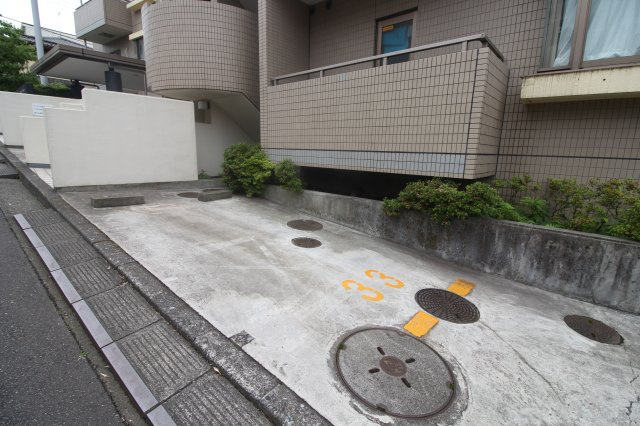 グランボヌール青葉台の駐車場