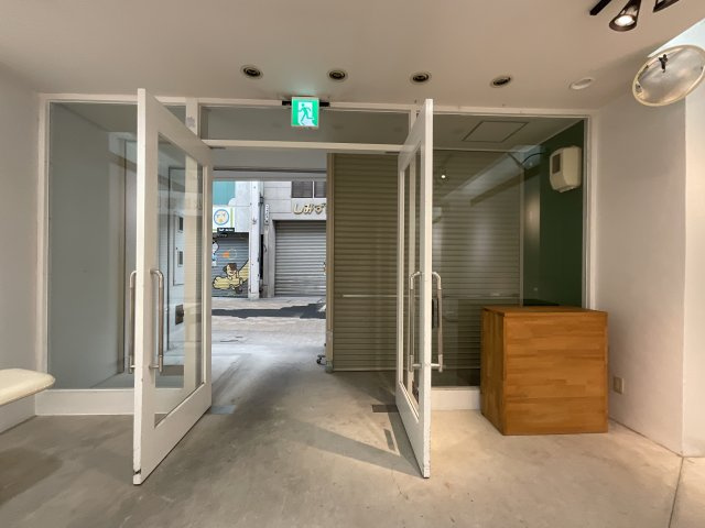 西門前商店街西本テナントの玄関|出入口です