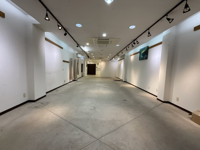 西門前商店街西本テナントの内装|明るい色調の室内です