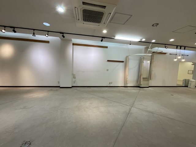 西門前商店街西本テナントの内装|照明もたくさんついています