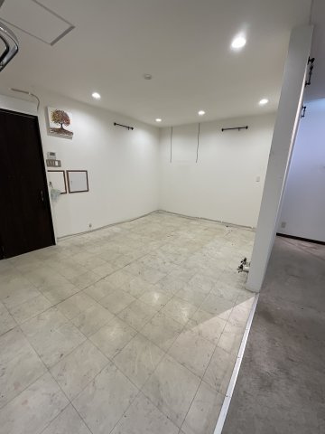 西門前商店街西本テナントの内装|壁の仕切りがあり目隠しできます