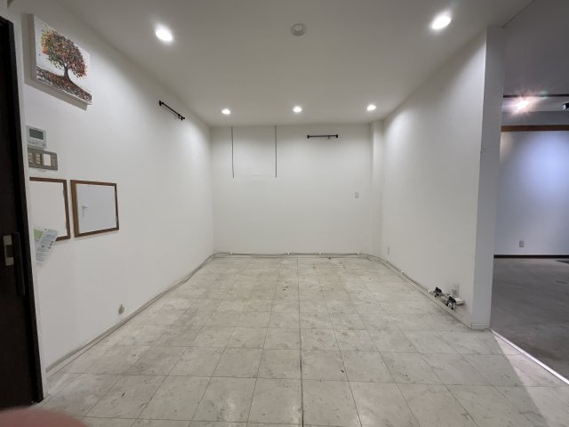 西門前商店街西本テナントの内装|白を基調とした内装です