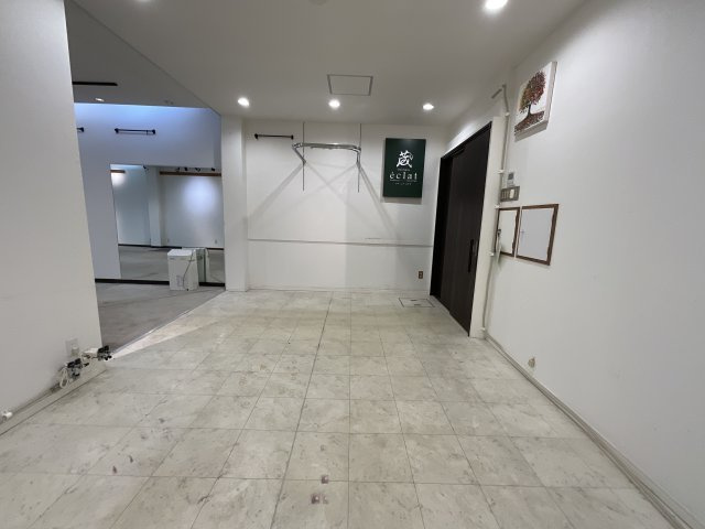 西門前商店街西本テナントの内装|明るい室内です