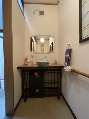 西門前商店街西本テナントの洗面所|明るい洗面所です