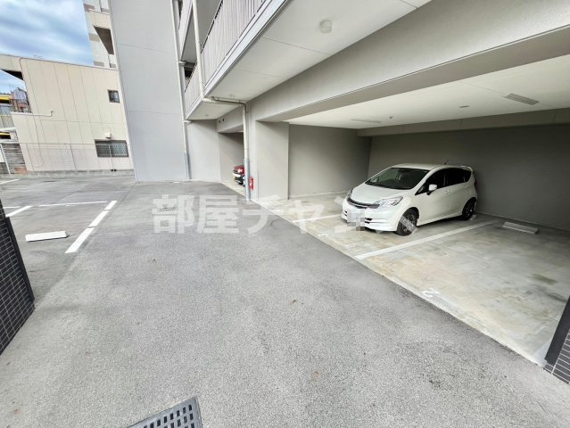 エスリード名城公園プライムの駐車場