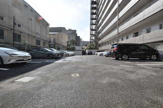 【駐車場】 | マンションの駐車場スペース。空きの有無や駐車料金、サイズ規定などについては、改めてお問い合わせください。～即日のご見学可能～　お問合せはお気軽にどうぞ。