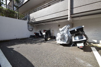 【駐車場】 | バイク置き場。空き区画の有無や駐輪料金、サイズおよび排気量規定などについては、改めてお問い合わせください。～即日のご見学可能～　お問合せはお気軽にどうぞ。