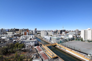 【展望】 | 眼前に広がる空の雄大さと、このお部屋の自慢の一つである「眺望」をご覧ください。毎日、この景色を独り占めできる新生活に夢が広がります。～即日のご見学可能～　お問合せはお気軽にどうぞ。