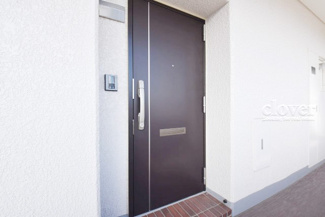 【その他共用部分】 | 皆様をお迎えする、お部屋の玄関ドア。開けやすさや開放角度、ドアノブの操作しやすさや鍵の形状などを、現地で一度ご確認ください。～即日のご見学可能～　お問合せはお気軽にどうぞ。