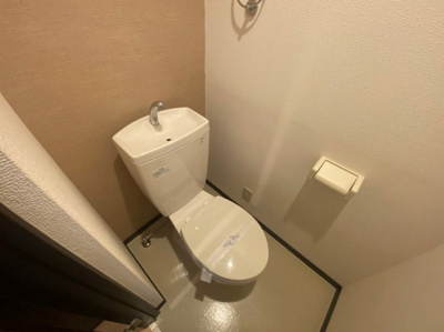 【トイレ】 | コンフォートベネフィス箱崎11 | 別号室の写真になります。現況優先。