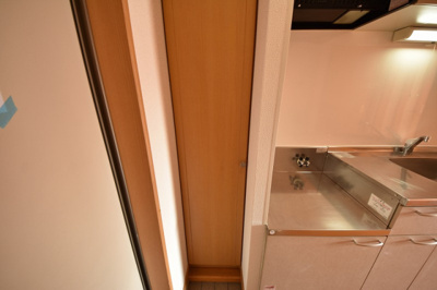 【キッチン】 | コンフォートベネフィス平和ヒルズ | 別号室の写真になります。現況優先。