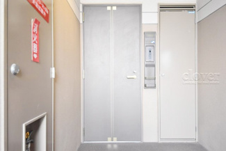 【その他共用部分】 | 皆様をお迎えする、お部屋の玄関ドア。開けやすさや開放角度、ドアノブの操作しやすさや鍵の形状などを、現地で一度ご確認ください。～即日のご見学可能～　お問合せはお気軽にどうぞ。