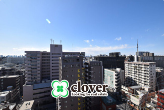 【展望】 | 眼前に広がる空の雄大さと、このお部屋の自慢の一つである「眺望」をご覧ください。毎日、この景色を独り占めできる新生活に夢が広がります。～即日のご見学可能～　お問合せはお気軽にどうぞ。