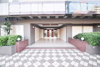 【エントランス】 | オートロックを備えた、マンションのエントランス。やはりセキュリティの観点は欠かすことができません。皆様を“安全”に送り出し、出迎えてくれます。～即日のご見学可能～　お問合せはお気軽にどうぞ。
