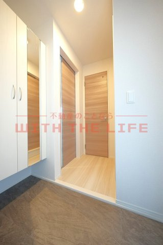 アピリシティⅡ【キャッシュバック対象物件】の玄関|明るい玄関です