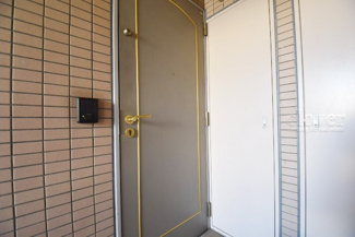 【その他共用部分】 | 皆様をお迎えする、お部屋の玄関ドア。開けやすさや開放角度、ドアノブの操作しやすさや鍵の形状などを、現地で一度ご確認ください。～即日のご見学可能～　お問合せはお気軽にどうぞ。

