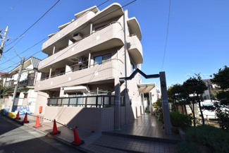 【外観】 | 青空によく映える建物です。手入れの行き届いた外壁やマンション正面エントランスなど、綺麗な姿をぜひ一度、現地にてご覧ください。～即日のご見学可能～　お問合せはお気軽にどうぞ。